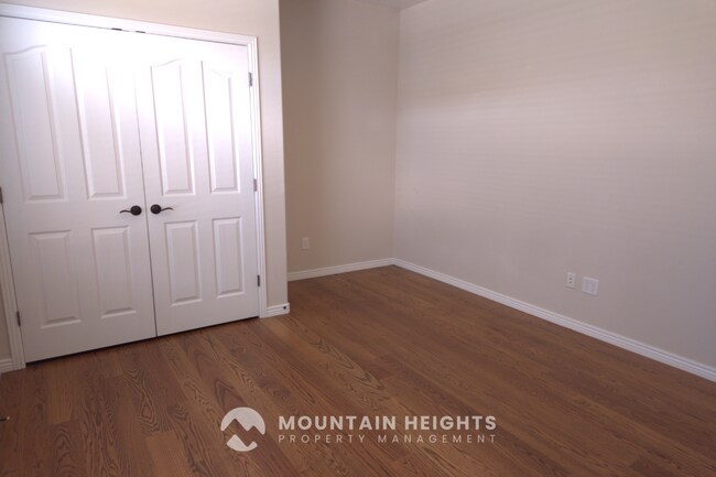 Building Photo - 744 Lazy Oak Way