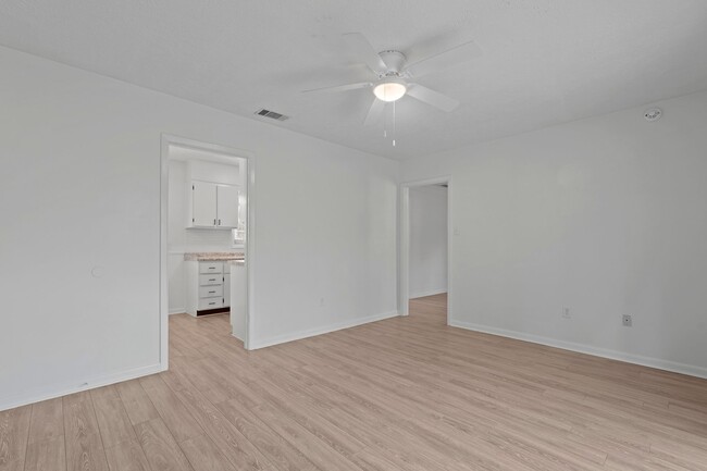 Building Photo - 18 Canterbury Cir