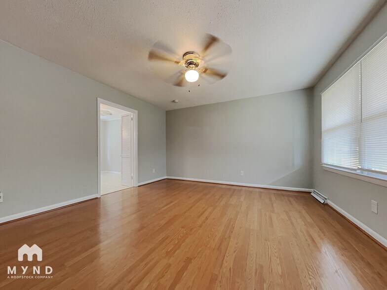 Building Photo - 221 Tanglewood Dr