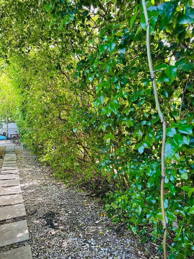 Building Photo - 1002 NE 119th St