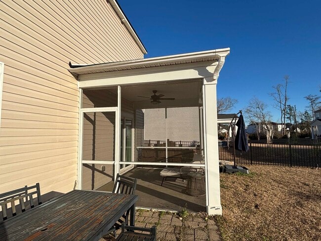 Building Photo - 523 Salty Pine Dr