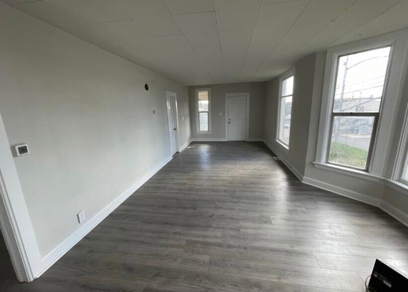 Building Photo - 1528 W Maxwell Ave