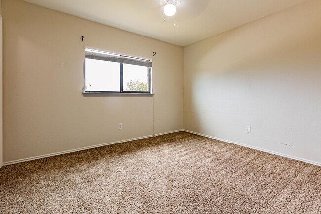 Building Photo - 219 Cottontail Dr