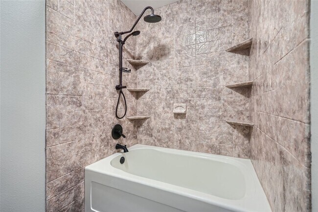 Building Photo - Evolve Real Estate: Amazing 4 Bdr/4 Bath +...