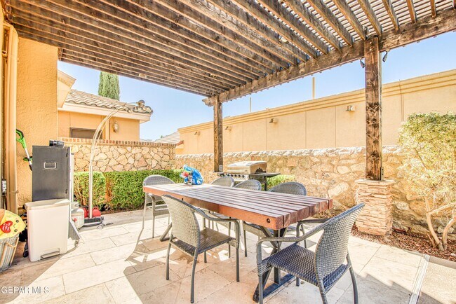 Building Photo - 6561 Isla Del Rey Dr