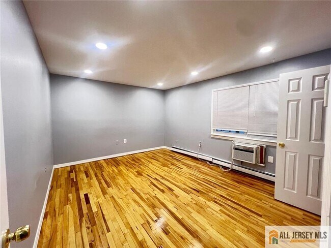 Building Photo - 406 Cranbury Rd