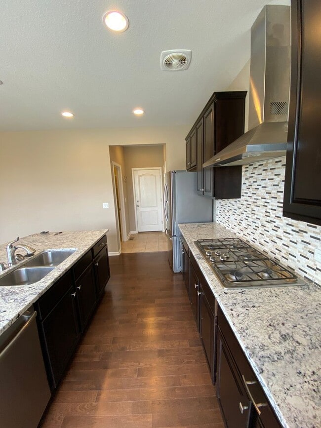 Building Photo - Lovely 4 Bedroom/3 Bathroom Erie Home - Available June!!