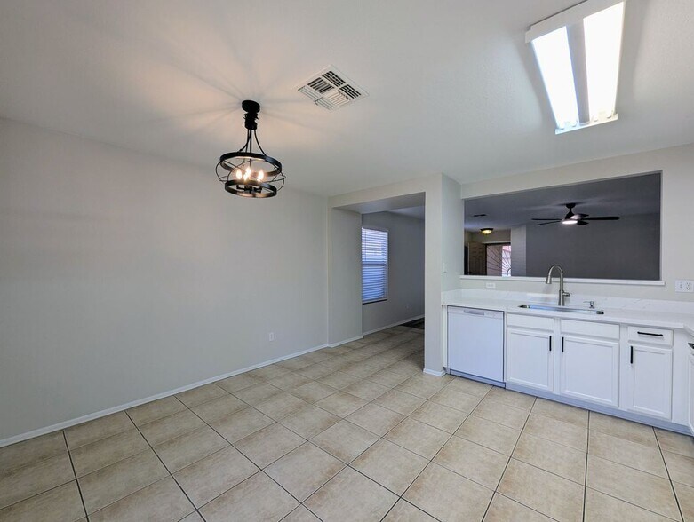 Building Photo - 3008 W Running Deer Trl