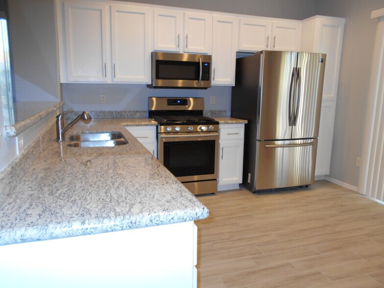 Kitchen - 1379 Forlana Dr