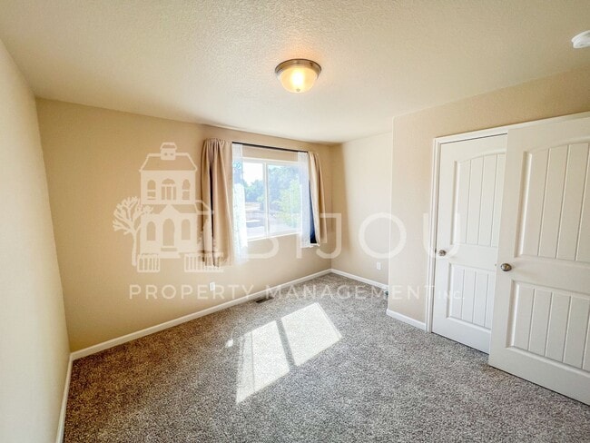 Building Photo - Large, Well-Maintained Duplex