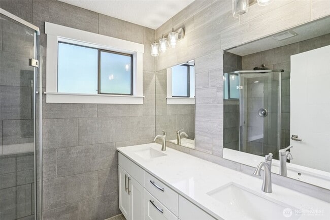 Building Photo - Walk to Juanita Beach with a stunning view!