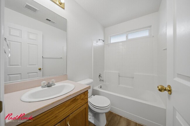 Building Photo - Newly Updated and Move-In Ready 3 bedroom Townhome!