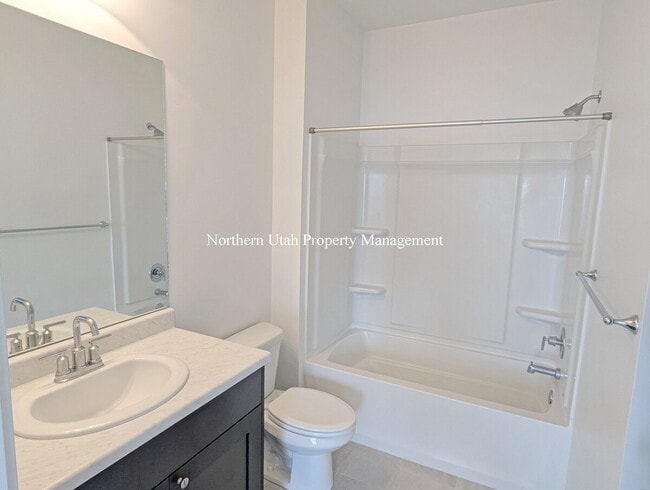 Building Photo - Newer 2 Bed 3 Bath Townhome