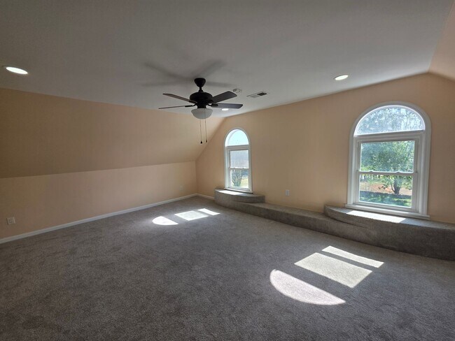 Building Photo - Newly Renovated Stunning Home