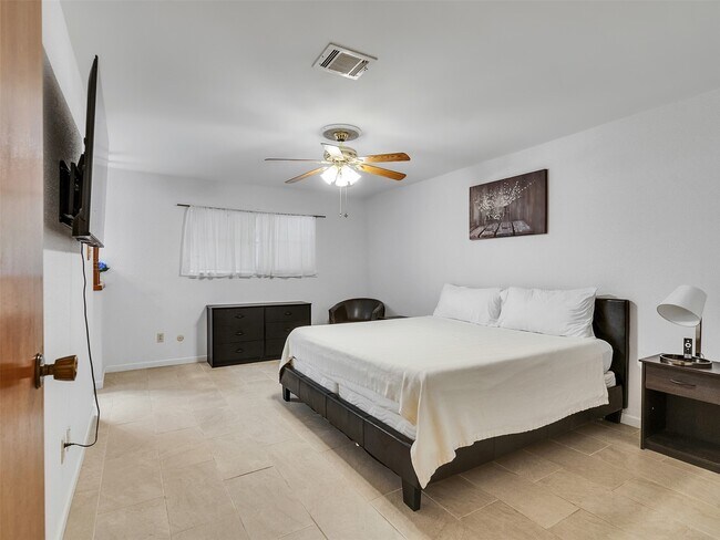 Building Photo - 4002 Thistledown Dr