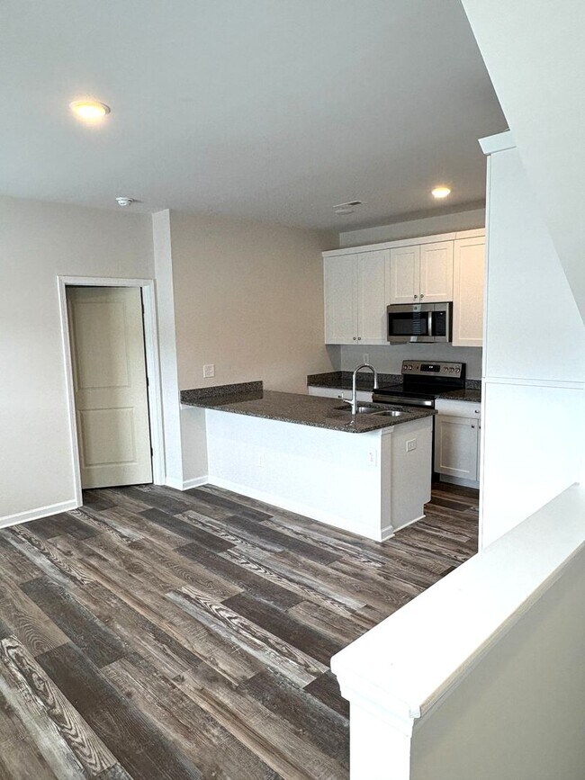 Building Photo - Brand New End-Unit Townhome | 3 BR/2.5BA | 1-Car Garage | Near Downtown Mooresville