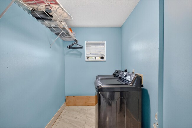 Building Photo - 1121 SW Ivanhoe St