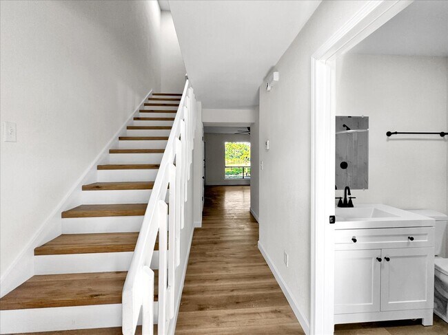 Building Photo - Flexible Lease Options! 2BR/2BA Townhome w...