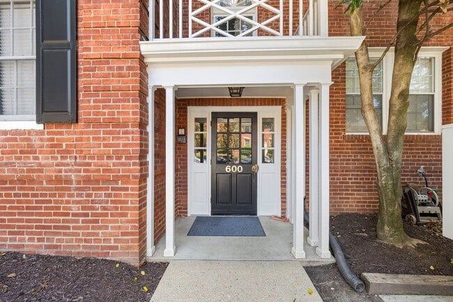 Building Photo - Stylish Updated Condo Minutes from Old Town Alexandria