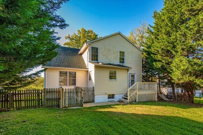 Building Photo - Oversized House in Point of Rocks for Lease
