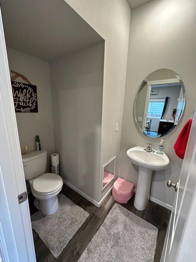 Building Photo - Large Bremerton Townhome