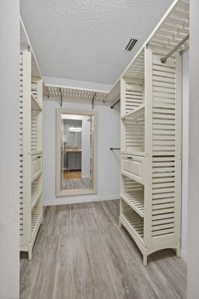 Building Photo - 12865 Meadowbend Dr