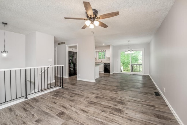Building Photo - Cute 3 bedroom house near shopping, restau...