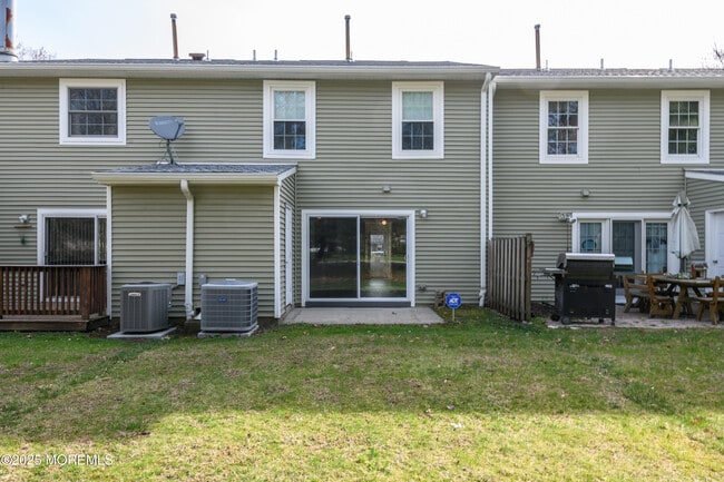 Building Photo - 83 Oak Ln