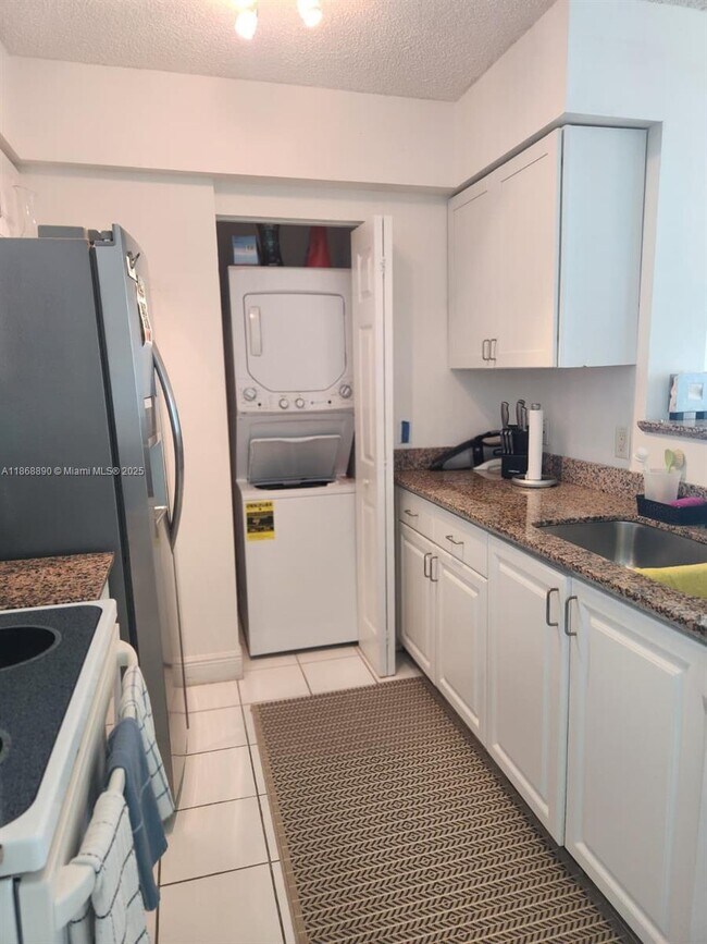 Building Photo - 1155 Brickell Bay Dr