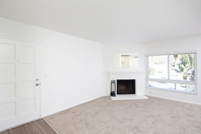 Building Photo - Large Upstairs Unit w/ a Fireplace