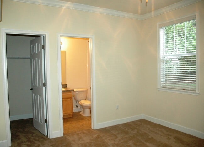 Building Photo - Available Fall 2026! Cottage Style 2 Bed/2...