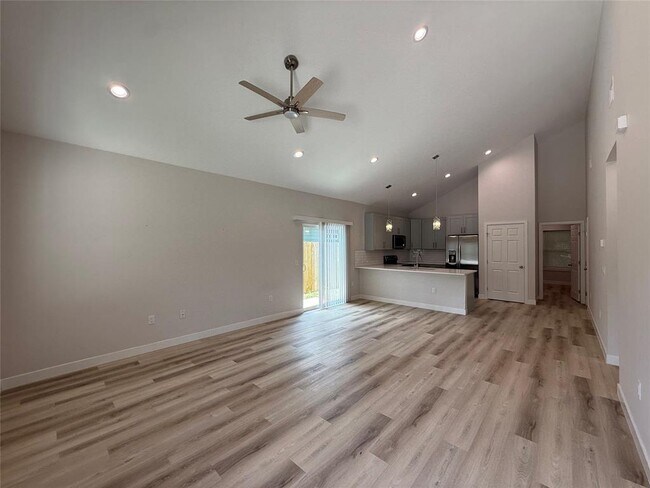 Building Photo - 817 5th