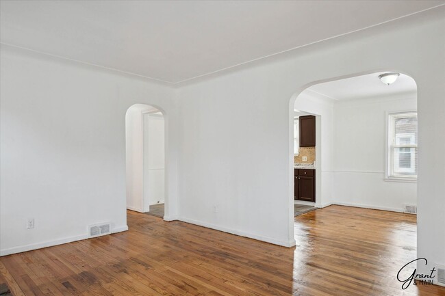 Building Photo - $1,250 - Charming 3 Bedroom Bungalow - Det...