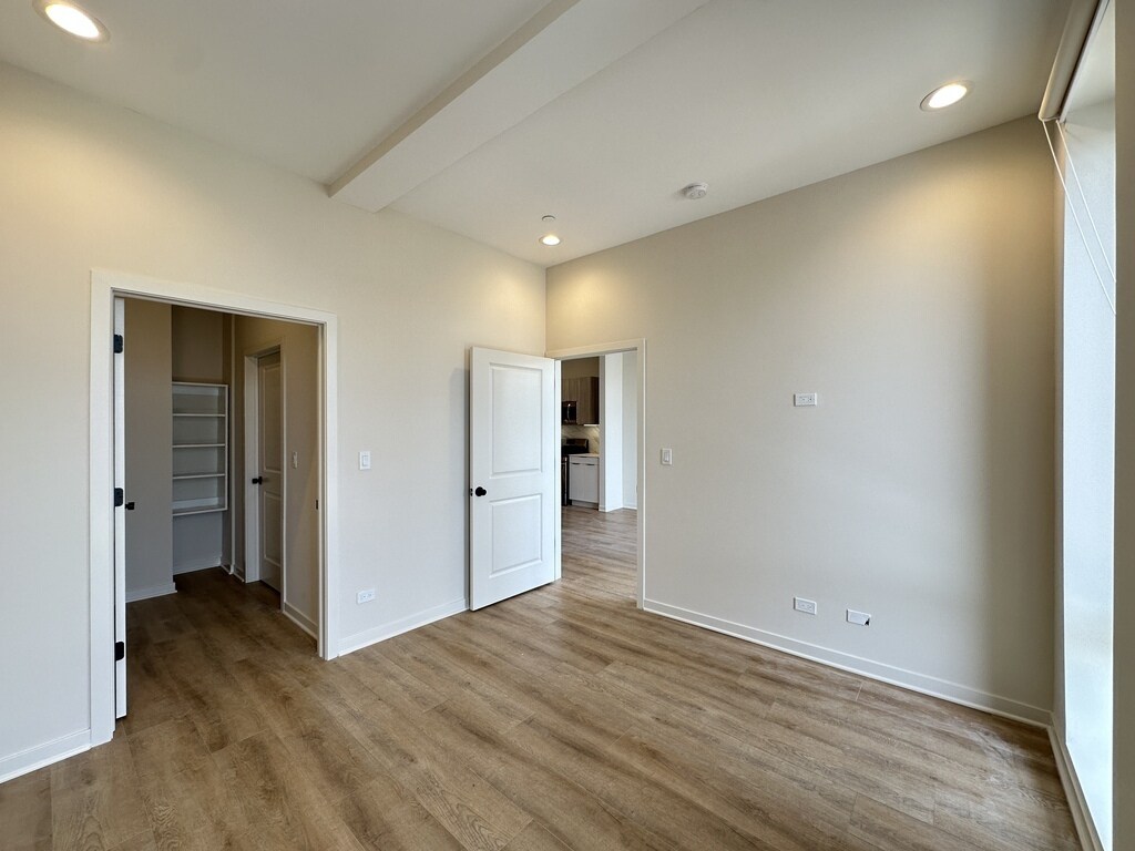 Building Photo - 6340 W Belmont Ave