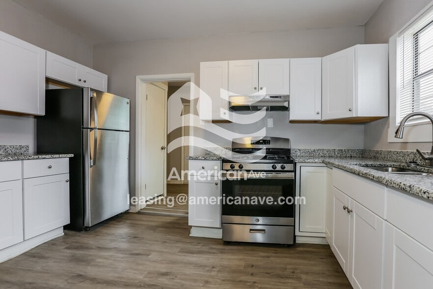 Building Photo - 524 W 35th St