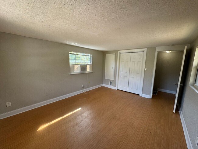 Building Photo - Fenced in four bedroom house near beautiful Gulfport