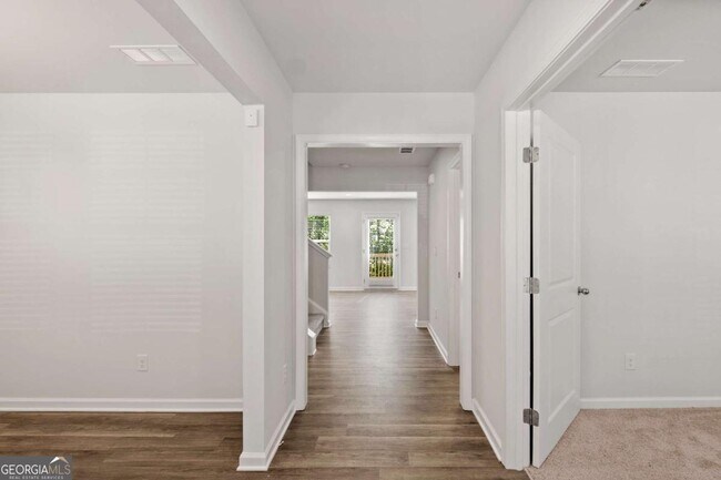 Building Photo - 1139 Lookout Ave NW