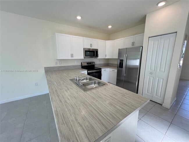 Building Photo - 11080 W 32nd Ln