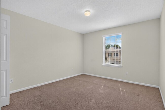 Building Photo - Large 4 bedroom home in Oakleaf