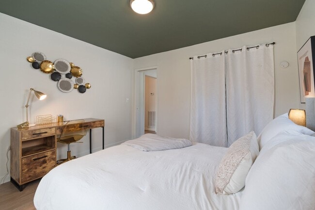 Building Photo - 2 Bed/ 1 Bath Cottage in Charlotte Park, Fenced Yard and Pet Friendly