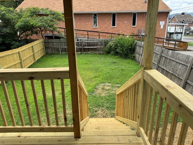 Building Photo - Newly updated 3 bedroom 1 bath with hardwo...