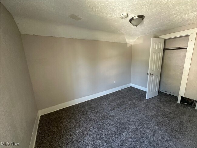 Building Photo - 1915 Maple Ave NE