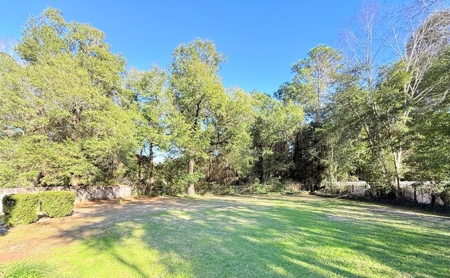 Building Photo - ??Spacious 3-Bedroom Home - Large Lot