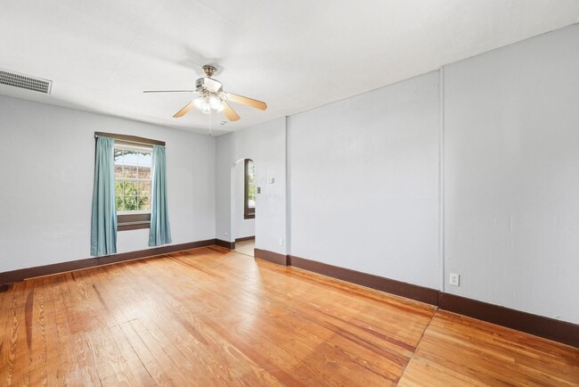 Building Photo - 511 Schirmer St