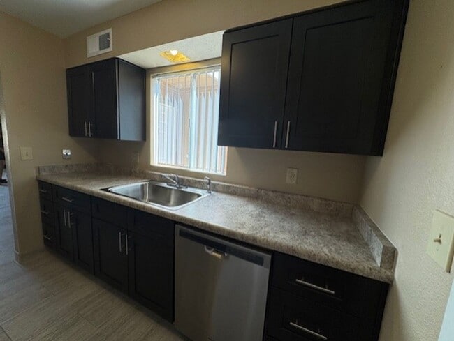 Building Photo - 2 Bedroom*1 Bathroom Patio Home