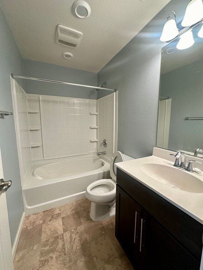 Building Photo - Lovley Blue 3 Bedroom Condo!