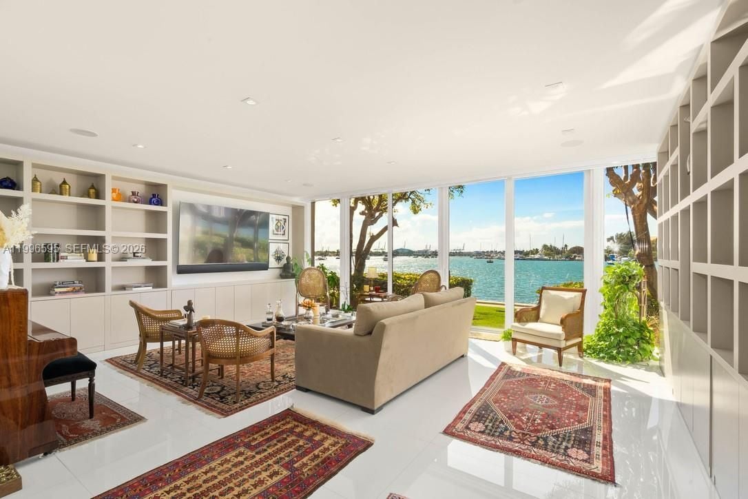 Building Photo - 1000 Venetian Way