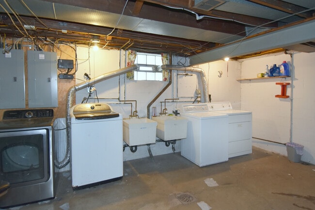 Shared Basement Laundry Facilities - 3101 Clermont Ave