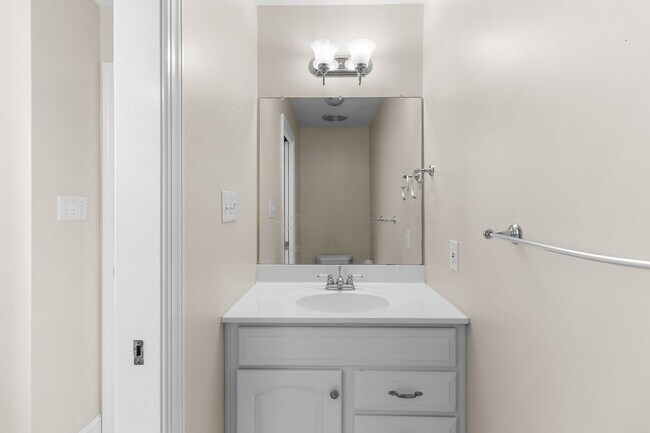 Building Photo - 4 Bedroom 3 Bath in Haymount- Available through June 1, 2027 only!