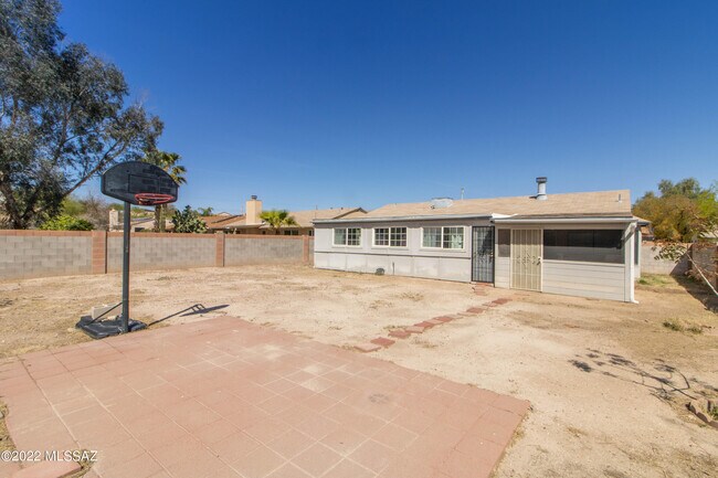 Building Photo - 5961 N Edenbrook Ln